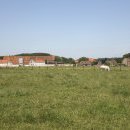 Entrée de Jollain derrière maison verte